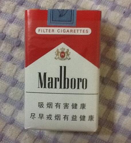 蓝色555爆珠的香烟